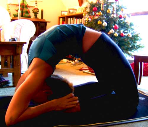 Helen in deep yoga backbend - kapotasana